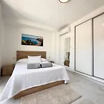Modern Townhouse With Pool Access Villa