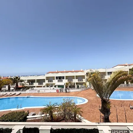 Modern Townhouse With Pool Access Villa