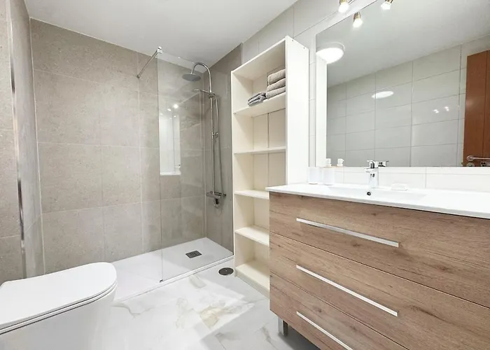 Modern Townhouse With Pool Access