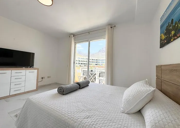 Modern Townhouse With Pool Access