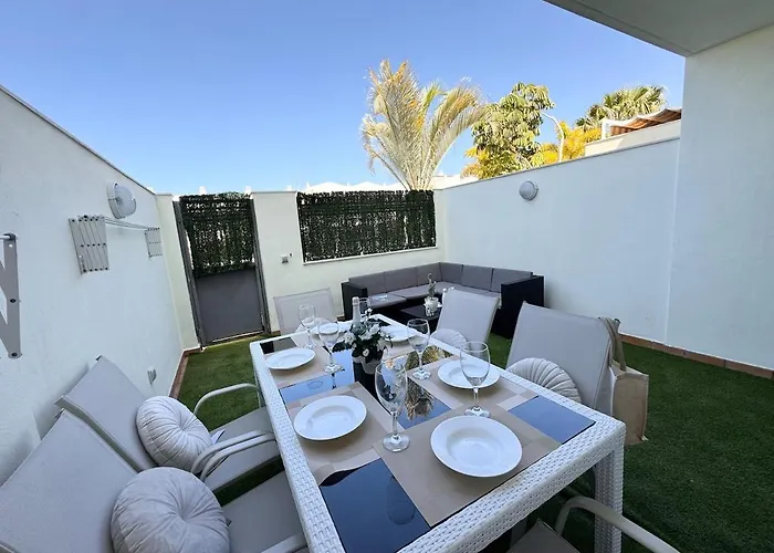 Modern Townhouse With Pool Access *