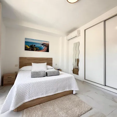 Modern Townhouse With Pool Access 빌라