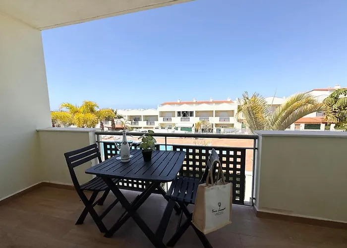 Modern Townhouse With Pool Access