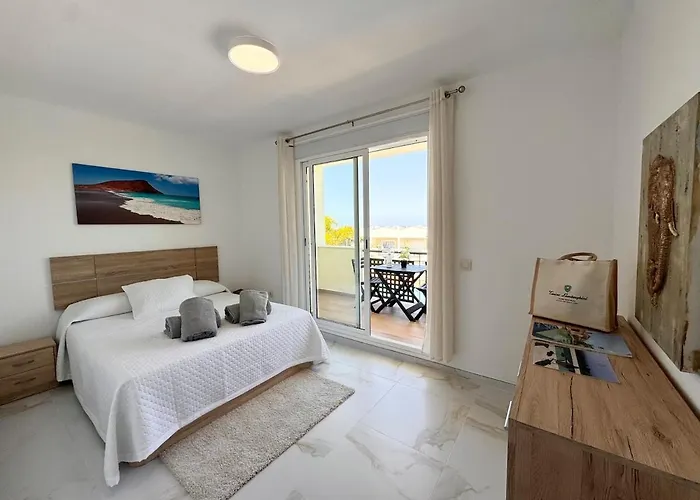 Modern Townhouse With Pool Access